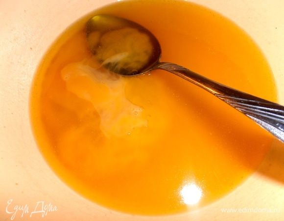 Вливаем в остывшее масло, перемешиваем.