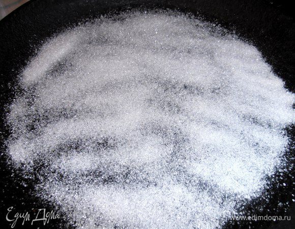 Делаем легкую карамель для яблочек. На чугунную сковороду (в ней и будем печь!) равномерно подсыпаем сахар (у меня яблоки не кислые, поэтому уменьшила немного), нагреваем...