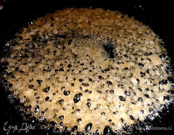 Когда начнет сахар коричневеть - пора выкладывать на него яблоки и грушу бочками вниз. Огонь уменьшаем.