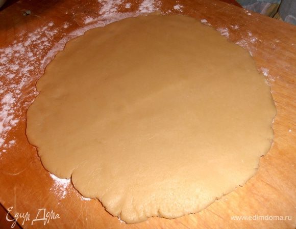 Тесто раскатываем в круг, лишние края обрезаем (их них получилась еще маленькая корзиночка).