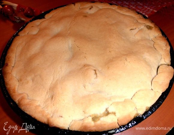 И выпекаем в нагретой до 180 гр. духовке 25-30 минут.
Внимание: у меня сковорода низкая, и сироп стал немного вытекать через края, поэтому срочно пришлось подставить снизу более широкую форму!