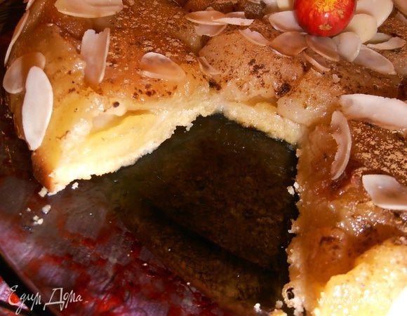 Пока украшали - пирог подостыл, и можно нарезать на кусочки. Мужу очень понравилось песочное тесто в сочетании с такой начинкой))) 
И Вам понравится!