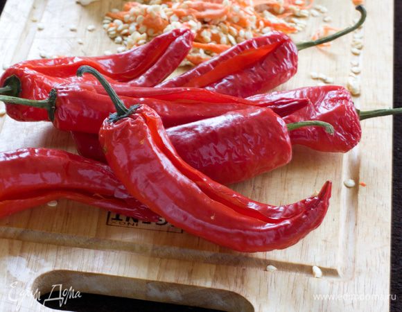 Удалить перепонки и семена через небольшой надрез в перце, очень удобно это делать небольшими ножницами. Работать в перчатках!