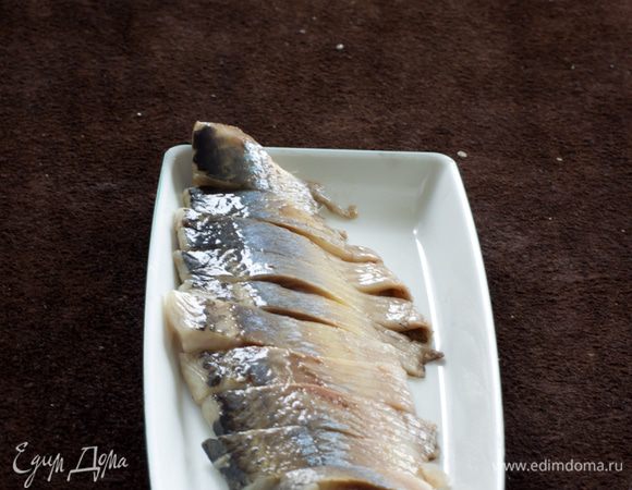 Филе сельди порезать на небольшие кусочки.