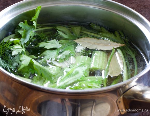 Влить в кастрюлю воду, добавить растительное масло (оливковое или подсолнечное) и уксус (винный или яблочный). Всыпать соль и сахар. Все размешать и поставить на огонь. Когда жидкость закипит, в кастрюлю положить лаврушку, петрушку и зубчики чеснока. Можно добавить еще укроп и стебель сельдерея.
 ЗЫ. Забегая вперед, скажу - маринад остался, поэтому количество перца можно увеличить вдвое.