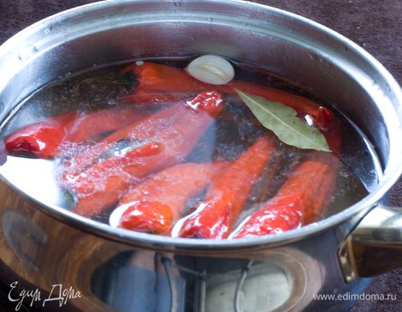 Варить все десять минут. Потом траву вынуть и выбросить, а в кипящий «бульон» бросить на две минуты перчики.