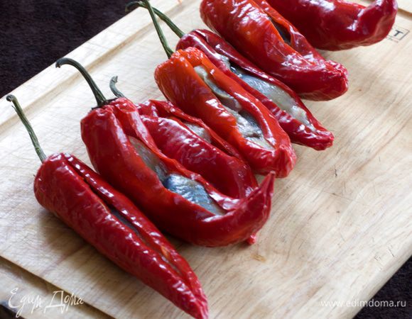 Через 2 минуты перцы вытащить, остудить и нафаршировать кусочками селедки.