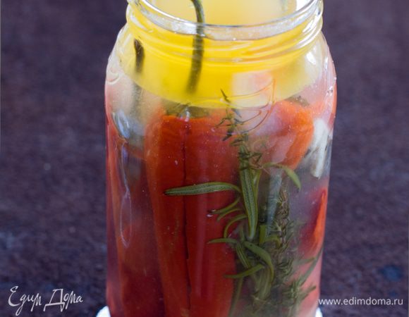 Перцы плотно уложить в банку (от себя я еще добавила свежие веточки тимьяна и розмарина), залить горячим маринадом и закрыть крышкой. 
Употреблять можно уже через сутки. Хранить в холодильнике.