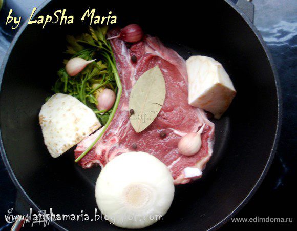 Первым делом приготовьте бульон. В кастрюлю положите мясо и залейте холодной чистой водой. Когда вода закипит, аккуратно и тщательно снимите пену. При необходимости процедите бульон. Добавьте в бульон все овощи.  Луковица, сельдерей, чеснок и морковь должны быть очищены, зелень можно перевязать одной из веточек, чтобы она не «расплылась» по всему бульону. Берите зелень со стебельками. Оставьте бульон вариться на 1 час. Через час добавьте в бульон соль и перец (горошком или молотый). Варите на медленном огне еще 30–60 минут.