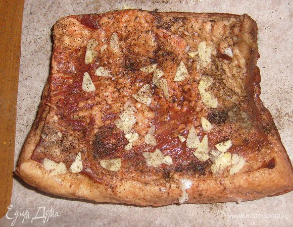 Достать из отвара, обсушить и изнутри щедро натереть перцем и чесноком.