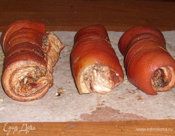 Скрутить рулеты и хорошо обвязать ниткой.