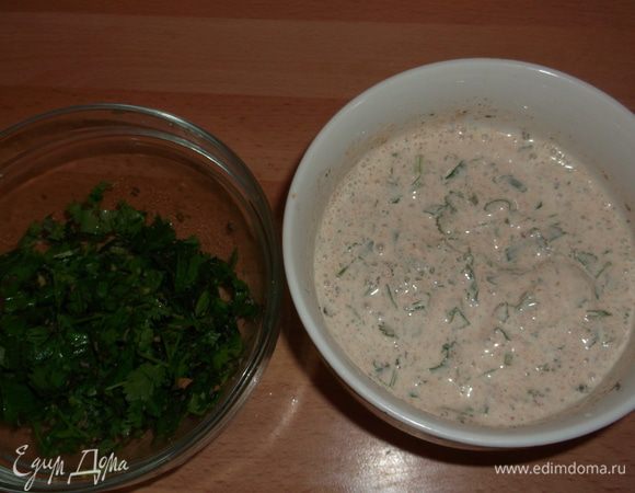 Нарезаем травку, трем цедру лимона, перемешиваем, половину смеси прекладываем в другую чашу и отставляем, во вторую половину добавляем сок лимона, сливки, специи и перемешиваем.