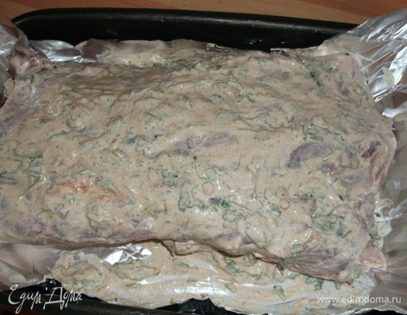 В мясе длинным ножом делаем отверстия, прокалываем не до конца вдоль волокон, туда чернослив и кусочек яблока, натираем со всех сторон соусом и перекладываем в форму на фольгу дырочками вверх (если мясо как у меня, желательно оставить на несколько часов помариноваться, шею можно запекать сразу).