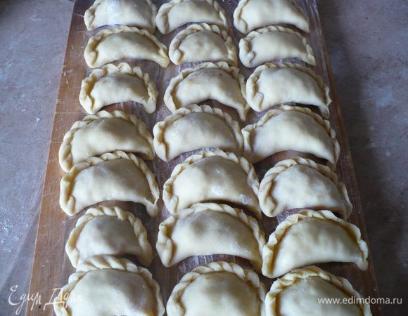 Муку просеять, сделать углубление и туда положить соль, яйцо и влить воду. Замесить тесто. Готовое тесто положить в пакет и оставить на час.  Оно получается эластичное и хорошо раскатывается.