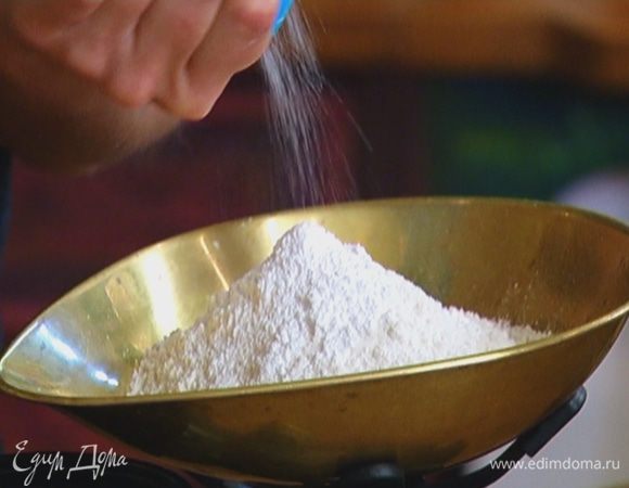 Муку перемешать с разрыхлителем и солью.