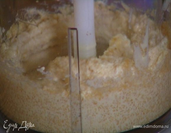 Предварительно размягченное сливочное масло вместе с сахаром взбить в блендере.