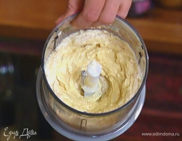 Добавить яйцо и взбить все вместе.