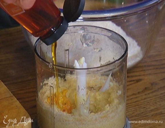 Влить сахарный сироп и апельсиновую воду, перемешать.