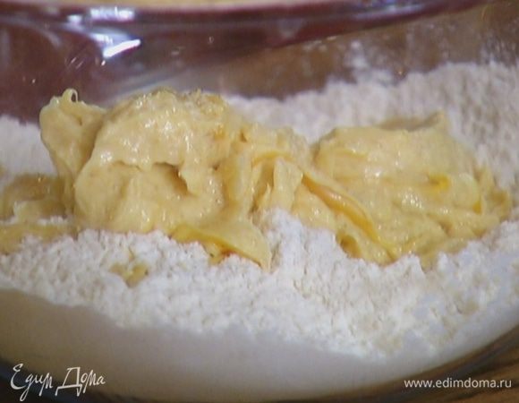 Всыпать муку с разрыхлителем и вымешать тесто.