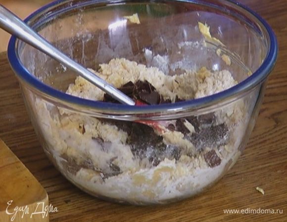 Шоколад порубить небольшими кусочками, добавить в тесто и еще раз вымешать.