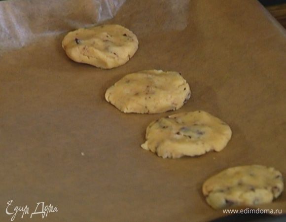Сформировать из теста небольшие лепешки и выложить их на противень.