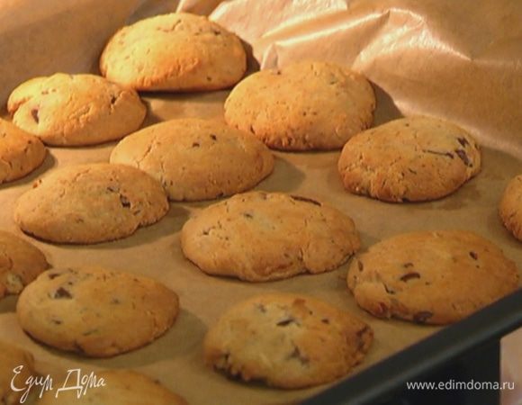 Отправить печенье в разогретую духовку и выпекать 12–15 минут, до золотистого цвета.