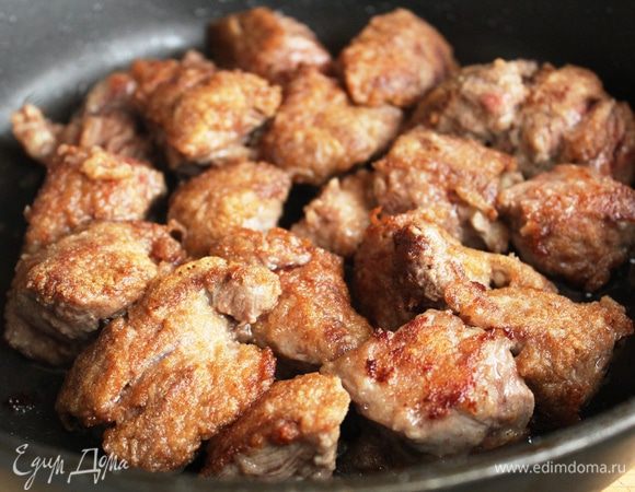 Говядину помыть, просушить и нарезать крупными кусками. Обвалять в муке и быстро обжарить на оливковом масле. Это необходимо для того, чтобы соус получился густым, а мясо сочным...