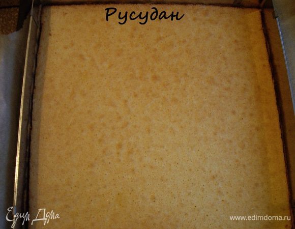 Бисквит "Джоконда"
Взбить белки на низкой скорости, до пенистого состояния, переключить на среднюю скорость и взбивать, пока белки не станут мягкими пиками.
Переключить на высокую скорость и, постепенно добавляя сахарный песок, взбивать до жестких, гладких пик.
В другой миске насадкой "крюк" взбить миндальную муку, смешанную с пшеничной, сахарную пудру и яйца.
На средней скорости в течение 3-х минут до однородности.
Аккуратно ввести яичный белок в тесто при помощи резинового шпателя.
В миску с тестом вылить растопленное сливочное масло, перемешать резиновым шпателем, только для объединения.
Разделить на две части и нанести тонким слоем на противни,застеленные бумагой и сбрызнутые слегка маслом.
Выпекать при 220 гр. - 5-7 мин. или пока не подрумянится. Если слои толстые,  то 10 мин.   Дать остыть 15 мин.
Перевернуть на подготовленную поверхность и снять пергамент. Дать полностью остыть.