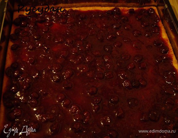 Вишню + сахар проварила в мультиварке с палочкой ванили.
Желатин залила водой, чтобы набух.
Перелила в кастрюльку вишню, добавила набухший желатин и нагревала, пока он не растворился. 
Отставить,охладить.
Остывшую вишню выложила на бисквит, охладить.