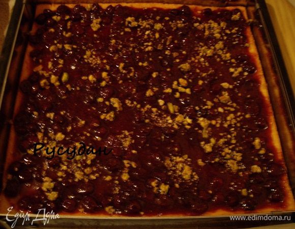 Сверху посыпать карамелизованными фисташками.

