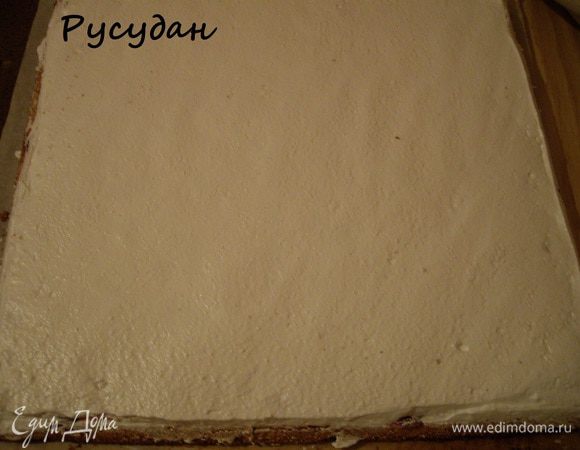 Охладила, сверху эту вишневую красоту закрыла итальянской меренгой.
Белки поставить взбивать, а тем временем сварить сироп из сахара, воды - на медленном огне, до твердого шарика (120-130 гр.), покачивая кастрюльку. В готовый сироп всыпать лимонную кислоту на кончике ч.л., интенсивно перемешать, снять с огня. Горячий сироп влить тонкой струйкой в белки, добавить еще пол ложки лимонной кислоты. Взбивать пока крем не остынет.