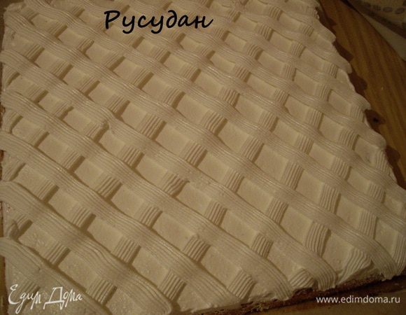 Нарисовать решетку из крема, присыпать сахарной пудрой.
Разрезать пирог на порционные пирожные-полоски!
И приятного чаепития!!!!
Еще делала эти пирожные из клюквы, на клюкву тертый шоколад - тоже очень вкусно!