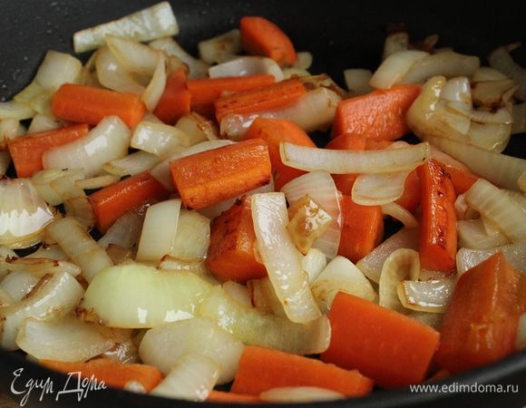 Мясо переложить в чугунок, а на этом же масле обжарить лук, чеснок и морковь. Овощи режем произвольно, за время тушения они должны хорошо развариться...