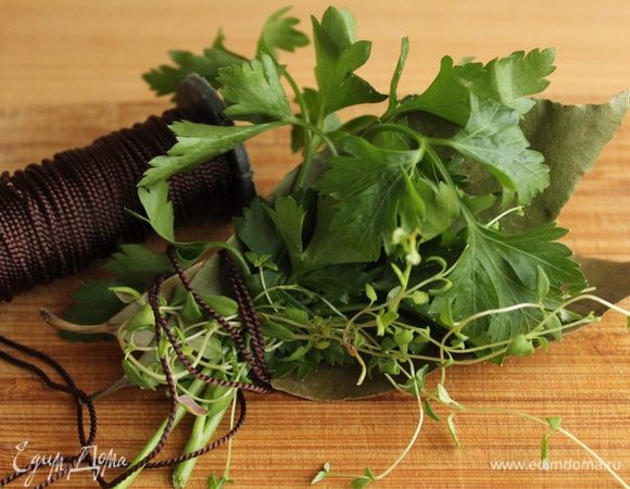 А теперь собираем букет гарни... Для него нам понадобится 2 лавровых листа, 2 веточки петрушки и 2 веточки тимьяна. Перевязать кулинарной нитью.