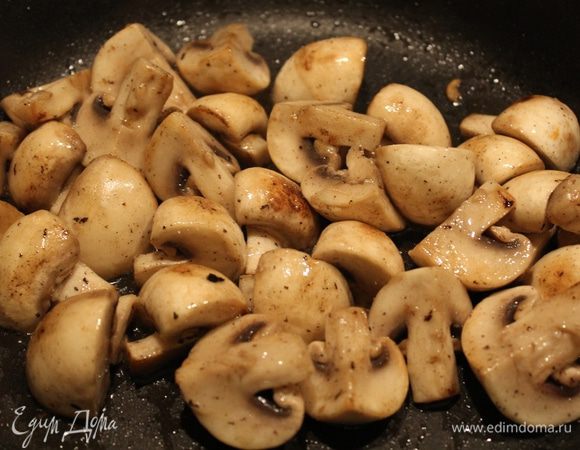 На этом этапе я слегка отошла от рецепта Риты, и сделала по своему. Через 2,5 часа я достала мясо из бульона и при помощи блендера пюрировала морковь и лук. Получился густой и однородный соус. Вернула в него мясо. По желанию можно добавить грибы. Я взяла шампиньоны, порезала их на 4 части и немного обжарила. Отправляем грибы к мясу и тушим еще минут 15. Букет гарни можно уже удалить и посолить блюдо.