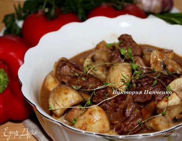 Мясо подавать с запеченными на гриле овощами либо с отварным картофелем... А лучше - и с тем, и с другим))