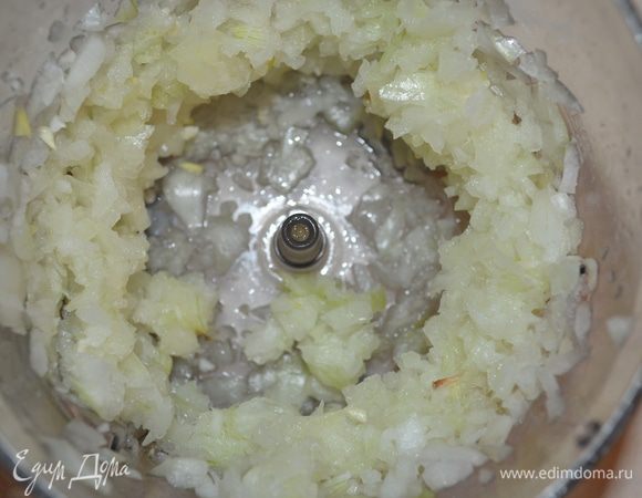 Обе луковицы измельчить в блендере