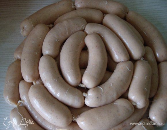 Курицу порезала мелко и замочила в молоке на часок.
Пряности мелко растерла в ступке и смешала с солью и крахмалом.
Мясо пюрировала в блендере, получилась кашица негустая. Взбила куриное пюре со сливками, всыпала пряности, продолжила взбивать, в готовый фарш влила коньяк. Вмешала его. Отставила на пару часов.
Кишки промыла и наполнила их. Положила в холодильник на 3-4 часа. Затем часть сарделек отварила.