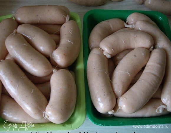 Сделав иголочкой несколько проколов по всей колбаске, варила минут 15, старалась, чтобы вода не кипела сильно.
Часть сарделек заморозила.

