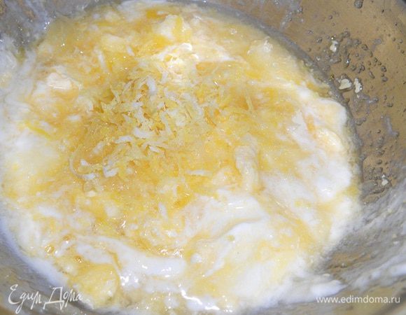 Добавить лимонный сок и цедру, перемешать, добавить разрыхлитель, перемешать.