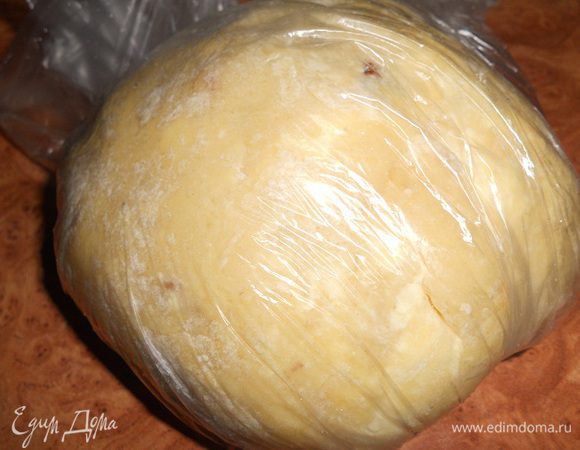 Орехи измельчить, перемешать с медом и добавить к тесту, перемешать  и добавить муку. Замесить крутое тесто (муки возможно пойдет чуть больше или чуть меньше - это зависит от размера вашего яйца и лимона). Обвернуть тесто в пленку или положить в пакет и поставить в морозилку на 15 минут.