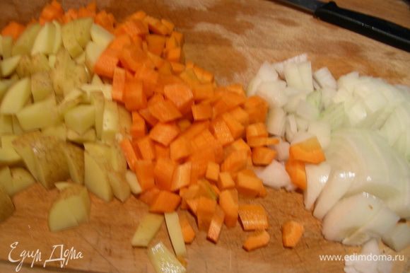 Овощи нарезаем кубиками и обжариваем на оливковом масле минут 5.