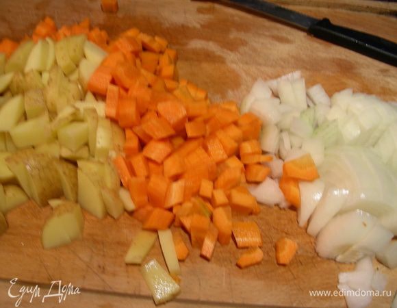 Овощи нарезаем кубиками и обжариваем на оливковом масле минут 5.
