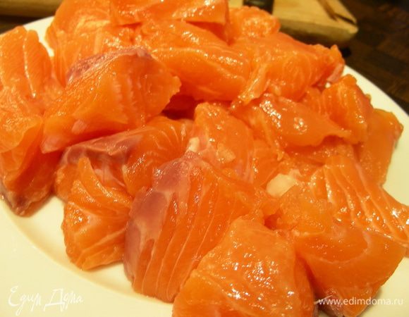 Рыбу режем средними кусочками.