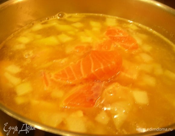 Добавляем в кастрюлю вино, бульон и рыбу и готовим на небольшом огне минут 30. 
