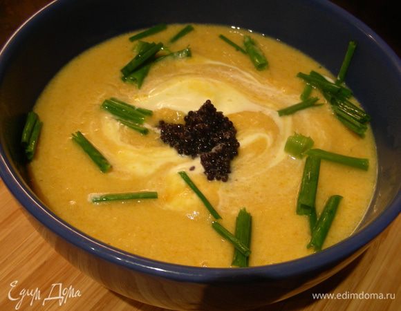 Разливаем суп по тарелкам. Выкладываем по хорошей ложечке икры и немного крем-фреш. Посыпаем мелкопорезанным шнитт-луком, или можно его оставить целым и красиво уложить пару веточек во всю длину тарелки. И подаем. Приятного аппетита))