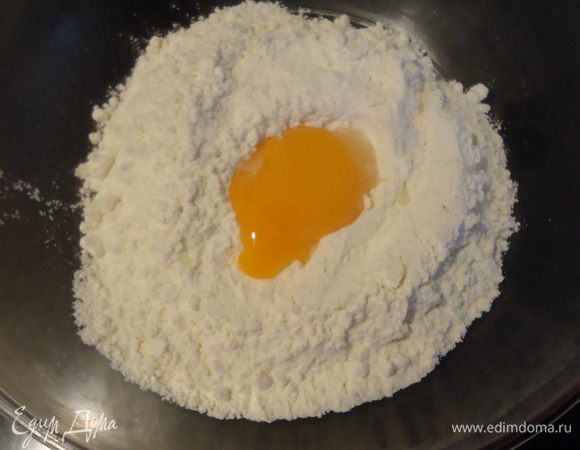 Просеять муку, добавить яйцо, сметану, сливочное масло и соль.