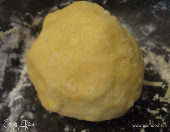 Еще раз хорошенько замесить, чтобы сыр равномерно распределился по тесту. Оборачиваем тесто в пищевую пленку и отправляем в холодильник на 2 часа.