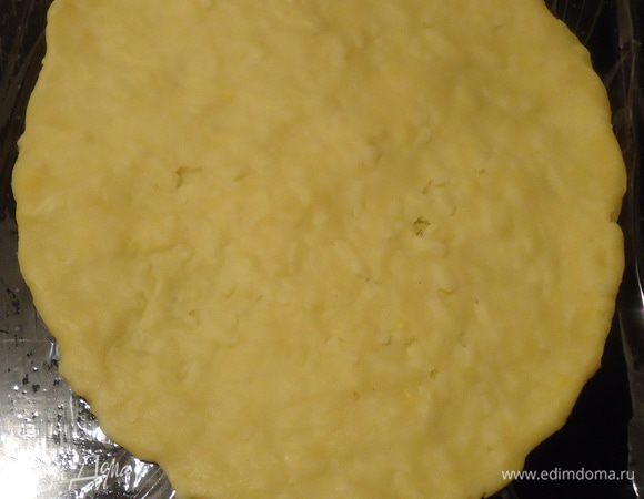 Разогреваем духовку до 180 град. Делим тесто на 2 части, каждую раскатываем в круг толщиной около 2-3 мм. Если у Вас головка камамбера 250 г, то берите 2/3 теста. Из остального теста можно сделать сырные палочки, раскатав и нарезав тесто на полоски.