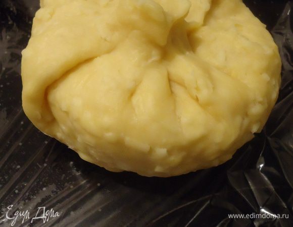 Заворачиваем камамбер в тесто, защипывая края сверху "мешочком". Следите, чтобы тесто нигде не порвалось, чтобы сыр не вытек раньше времени=)) То же самое проделываем со второй половиной теста. Застилаем противень фольгой, отправляем камамбер в духовку на 20 мин. (тесто должно подрумяниться).